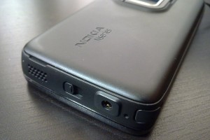 How to: Remove the back cover of the Nokia N900/Insert a wrist strap