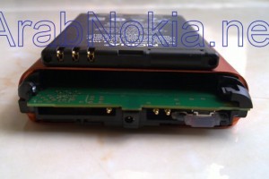 Pics: Removing the battery on the Nokia N8.