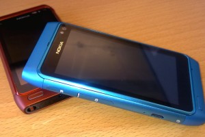 Live photo – Blue Nokia N8 (with Orange/Red Nokia N8) – wrist strap hole moved?