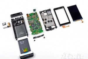 Gallery: Nokia N8 Tear Down – Disassemble the Nokia N8 with instructions from iFixit (Simple Battery Removal with T4 screw)