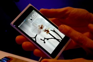 Video: White Nokia N9 64GB filmed by the Nokia N8