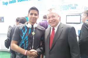 MUST SEE: Stephen Elop Visits the Nokia Booth (Plays Fruit Ninja on the Kinect!) – Plus some Random MWC Nokia Fun