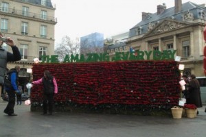 Nokia’s Giant Red Rose Wall and free Red Roses in the City of Romance