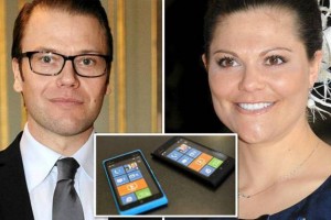 President of Finland Sauli NiinistÃ¶ gifts Lumias to crown-princess Victoria of Sweden and her husband Daniel on a state visit.