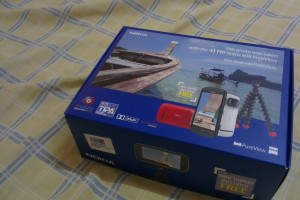 White Nokia 808 PureView Retail Box with Magnetic Gorillapod and Camera holder!