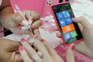 MNB RG: Nokia Lumia Pink nail-polish soon in an American city near you