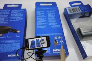 Swagbag Video: Nokia 808 Accessories demo – Tripod Mount, HDMI cable-TV out, pocket charger and camera bag