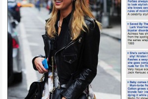 Jessica Alba spotted in New York with Cyan Nokia Lumia 900.