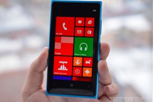 Cyan Nokia Lumia 920 matte hands on! (Someone get this to Jessica Alba!)