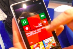 Video: Nokia Lumia 820 WP8 demo and sensitivity test vs iPhone 5.