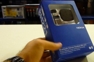 Accessories Review: Nokia Bluetooth Stereo Headset BH-221 – music controls and OLED display.