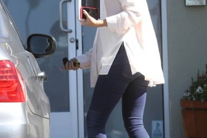 The Beautiful Jessica Alba gets a Stunning Red Nokia Lumia 920!