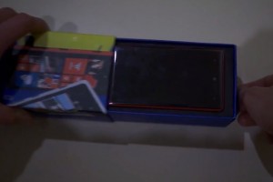Video: Red Nokia Lumia 820 unboxing