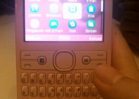 Leak: Nokia Asha 205 (With Dedicated Facebook Button) & 206?