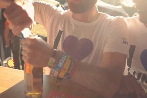 Video: Nokia Lumia Bottle Opener test