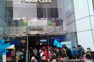 Massive queues for Nokia Lumia 920 in China