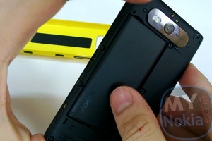 Video: How To Remove back cover on your Nokia Lumia 820 (Filmed on Nokia Lumia 920)