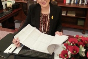Thailand’s youngest and first female Prime Minister uses a Nokia Lumia 920 in white