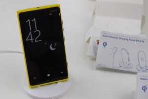 Video: Nokia Wireless Charging Stand unboxing and demo with Nokia Lumia 920.