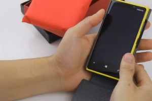 Accessories Video: Nokia Lumia 920 Noreve Flip Case