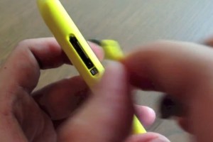 Video: How to insert SIM and MicroSD card into the Nokia Lumia 720 Unibody