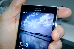 Video: Nokia Lumia 925, no iPhone 4 style death grip on external antenna (metal)