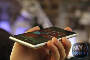 Nokia Lumia 925 Hands on gallery – extremely wide viewing angles
