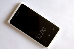 Video: Always on clock and double tap to unlock on Nokia Lumia 800 (WP7.8 app)