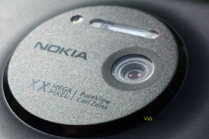 Leakyleak: Closeup of EOS’s Camera Lens