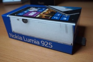 Video: Nokia Lumia 925 Unboxing! (+vs HTC One/BBZ10/iPhone 5) Nokia Glance Screen