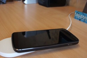 Video LOL: Nokia Wireless Charging Plate sneakily pushing Nexus 4 off whilst charging :p