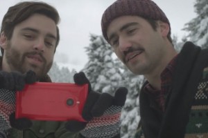 Red Nokia Lumia 1520 French TV advert, inbuilt wireless charging on show.