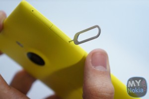 Video: How to Insert the Nano SIM into the Lumia 1520 (and Micro SD Card)