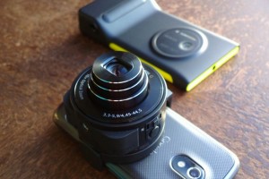 Nokia Lumia 1020 vs Sony QX-10 (‘clip on’ camera lens). 1020 and PureView > QX10
