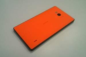 Chocolate orange Nokia Lumia 930! (How to move and replace the back cover)