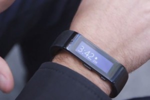 Videos: Hands on with Microsoft Band – with tiles, cortana and 10 sensors